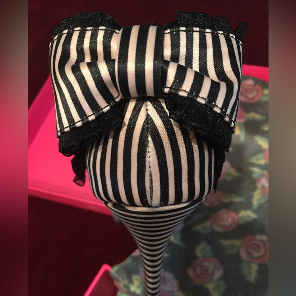 Betsey Johnson Cammie bow heels